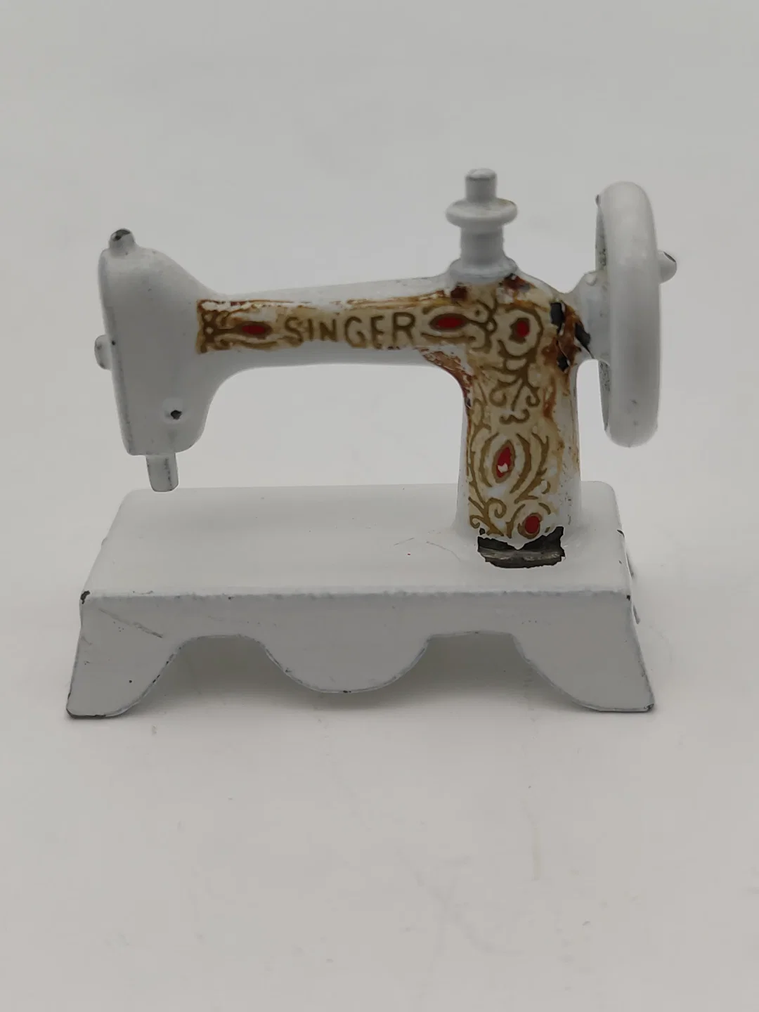 Puppenhaus Zubehör: Miniatur Metall Singer Nähmaschine | Sammlerstück mit Charakterspur - Bild 1