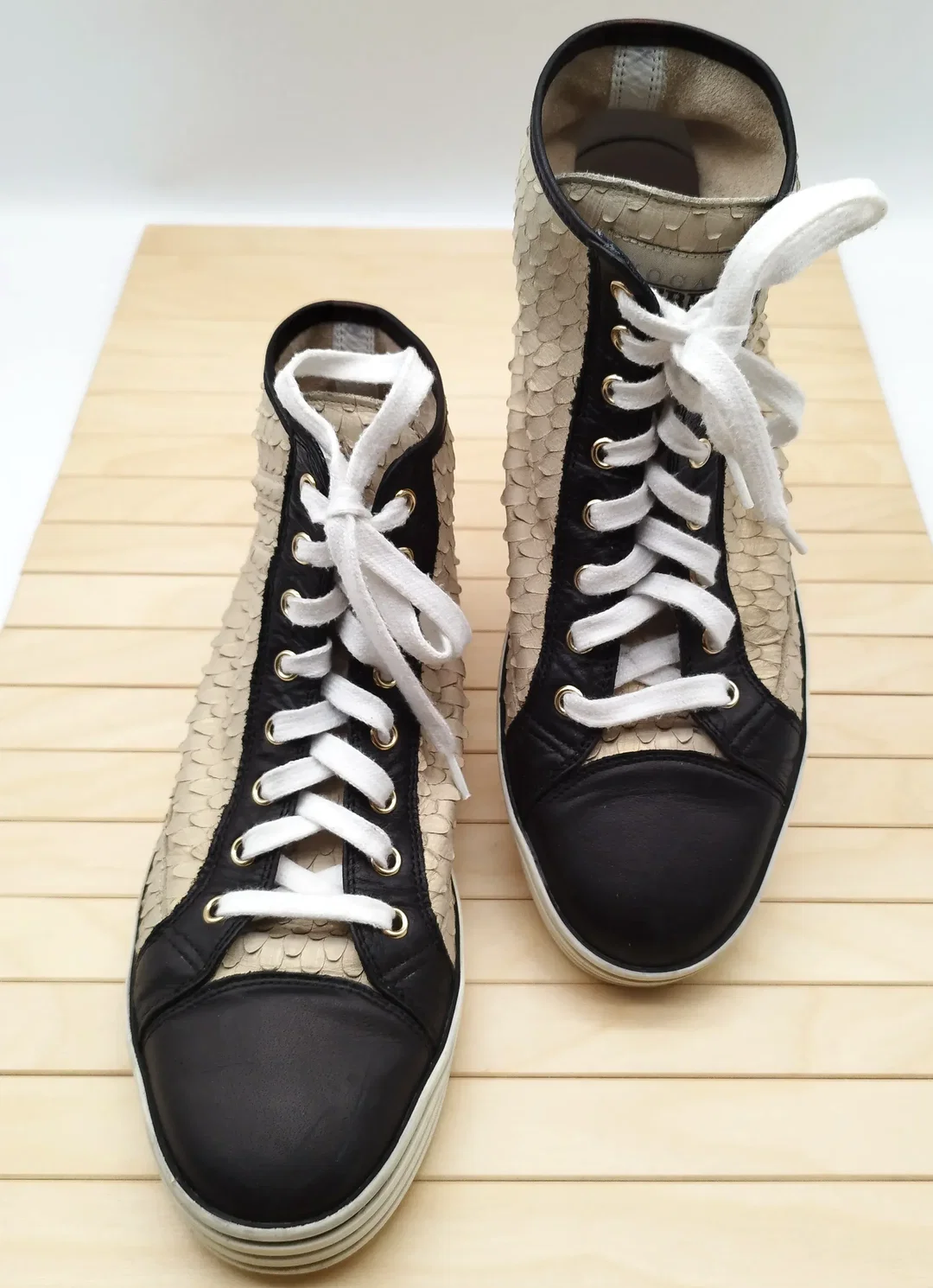 Hogan High-Top Sneaker, Schuppenoptik, Gr. 39,5, beige/gold, Leder – Bild 1