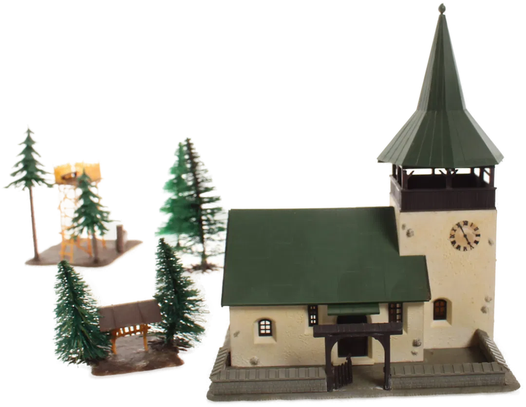 Konvolut Modellbahn-Dekoration – Kirche, Bahnübergänge, Hochstand, Bäume - Bild 1