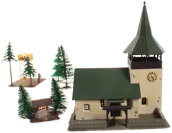 Konvolut Modellbahn-Dekoration – Kirche, Bahnübergänge, Hochstand, Bäume - Bild 1