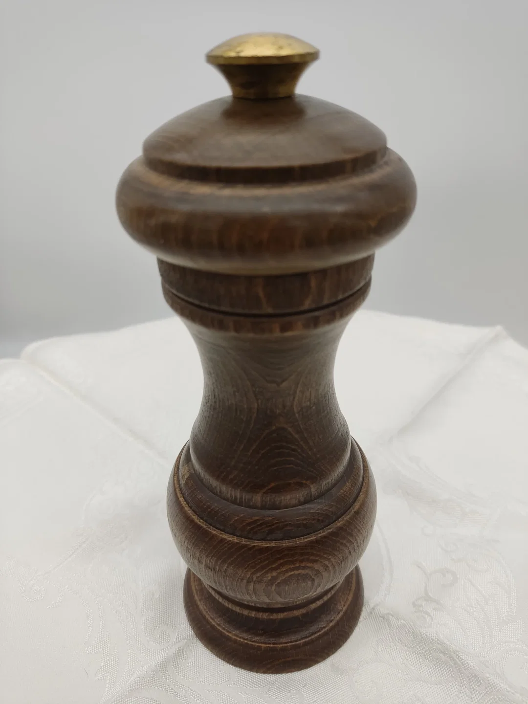 Zassenhaus Holz-Pfeffermühle, Metall-Emblem | Küchen-Erbstück mit Patina – Bild 3