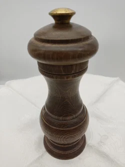 Zassenhaus Holz-Pfeffermühle, Metall-Emblem | Küchen-Erbstück mit Patina – Vorschau 3