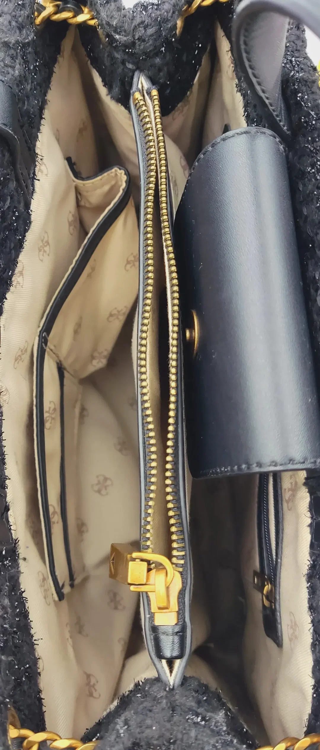 Guess Damen Bouclétasche schwarz – Bild 6