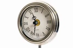 Elegante Tischuhr Silber-Optik mit römischen Ziffern (Quarz) - Bild 2