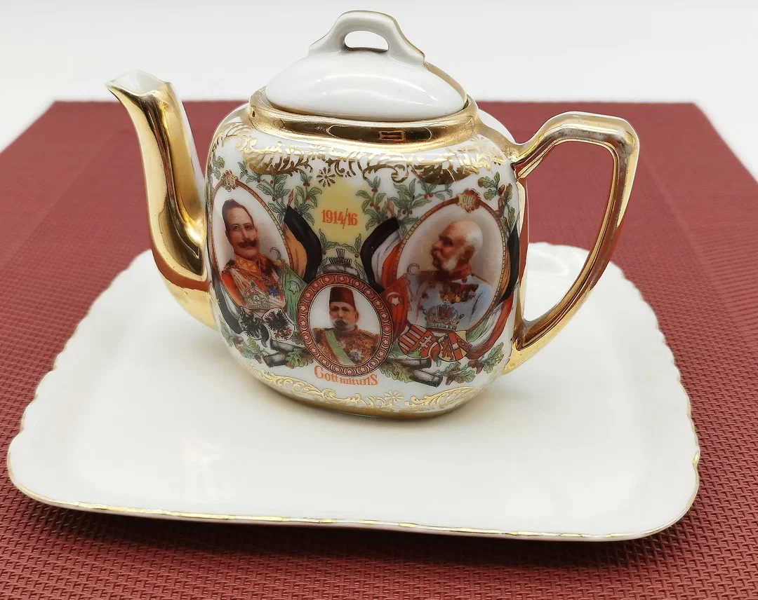 Porzellan-Kaffeekanne mit Servierplatte | Patinierter Charme – Bild 1