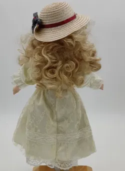 Hübsche Porzellanpuppe mit entzückendem Spitzenkleid und Strohhut - Bild 3