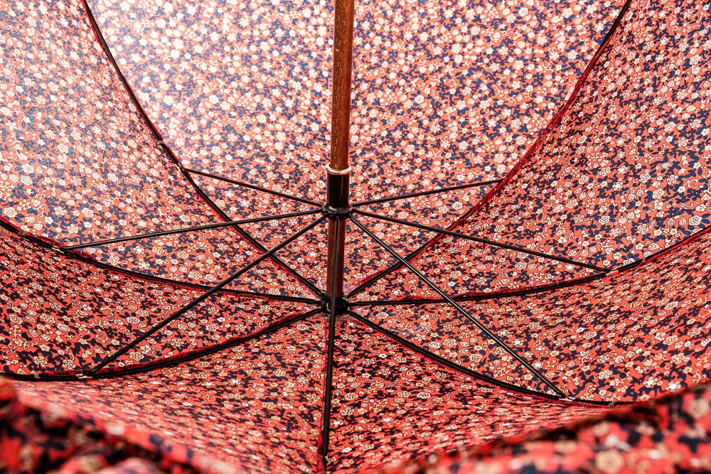 Regenschirm Damen geblumt mit Rüschen und Holzgriff - Old School – Bild 3