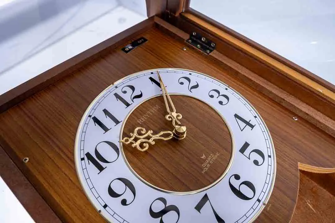 Rhythm Pendelwanduhr – Bild 2