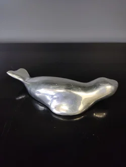 Hoselton-Skulptur Robbe Modell 995, poliertes Aluminium, Länge 15 cm – Vorschau 2