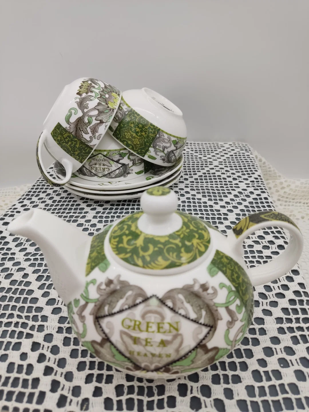 Porzellan 'Green Tee'-Set (Kanne, 3 Tassen mit Unterteller) von Paula Scaletta | Designer-Schatz – Bild 8