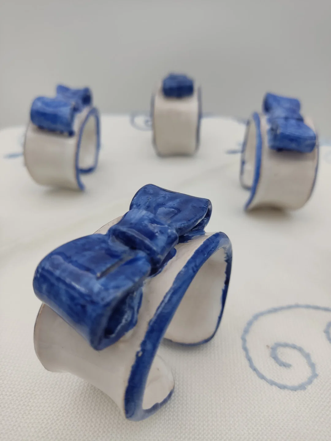 Keramik-Serviettenring mit Schleife 6er-Set | Blau-Weiß Design – Bild 6