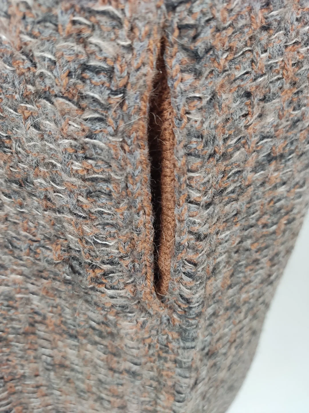 Strickkleid dreiviertelarm mit Rundhalsausschnitt, braun/schwarz meliert mit Taschen, Größe 38 (geschätzt) – Bild 3