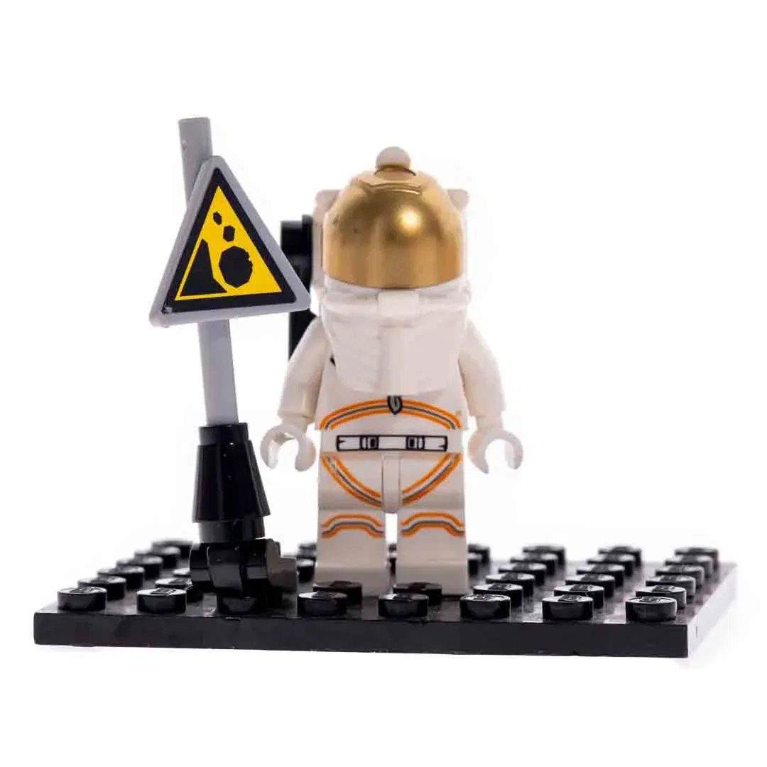 LEGO Minifigur Astronaut mit goldfarbenem Helm & Warnschild, Space City - Bild 4