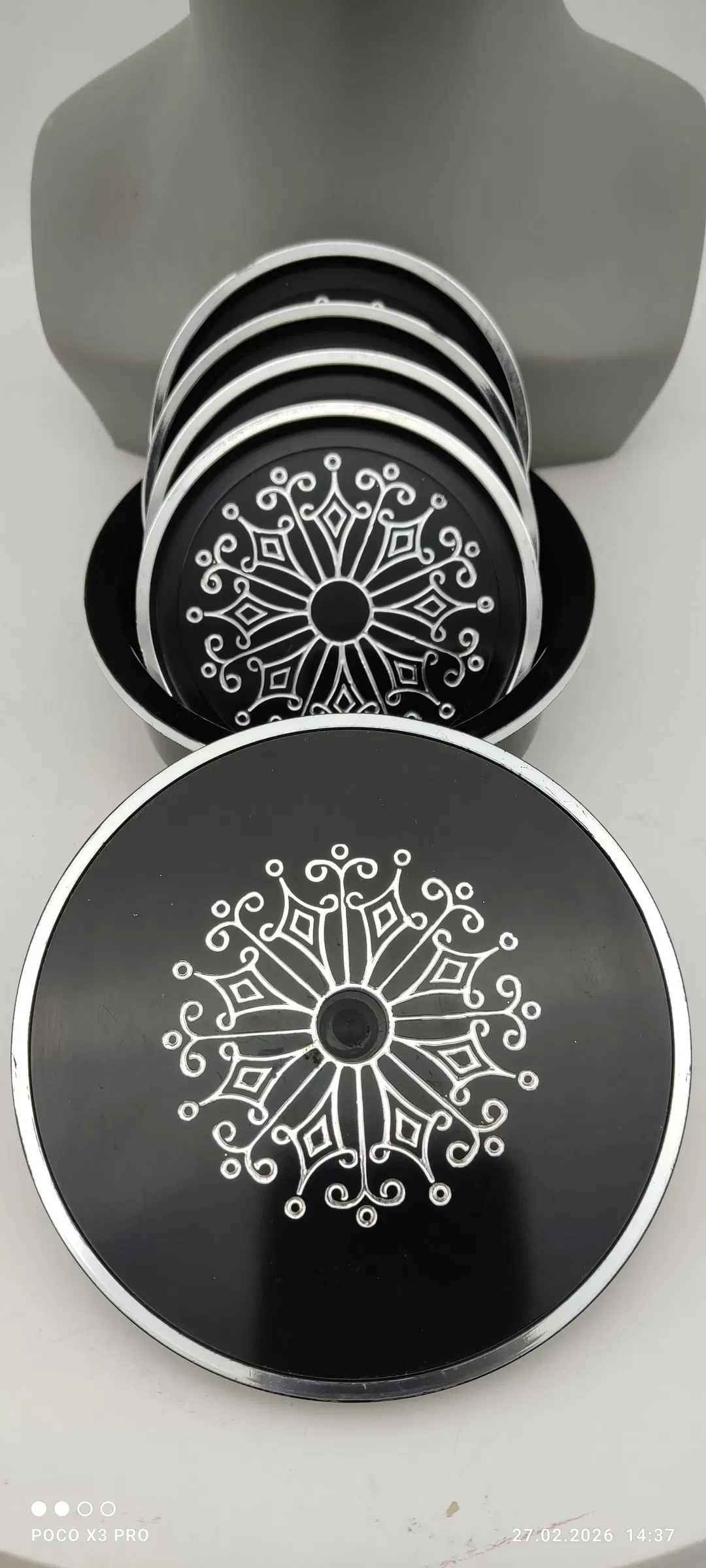 Vintage Kunstoff 4-teiliges Untersetzer Set in Deckeldose aus Dänien - Bild 1