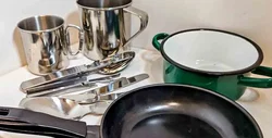Outdoor-Set für Abenteurer: Emaille-Topf, Pfanne & Camping-Besteck für 2 Personen - Bild 3