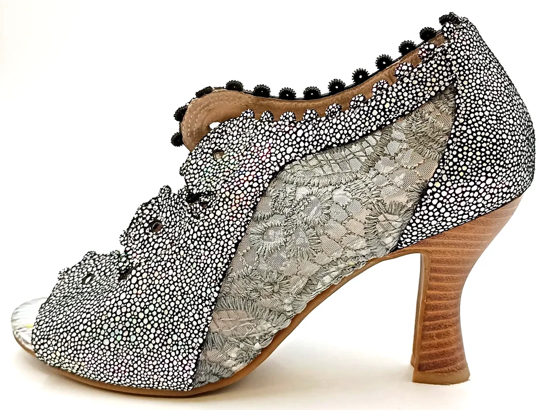 Laura Vita France Damen Peeptoes Pumps Blumendetails  silver/schwarz – Bild 7