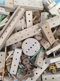 Matador Konvolut Holzspielzeug mit Bauanleitungen ca. 4,4 kg - Bild 4