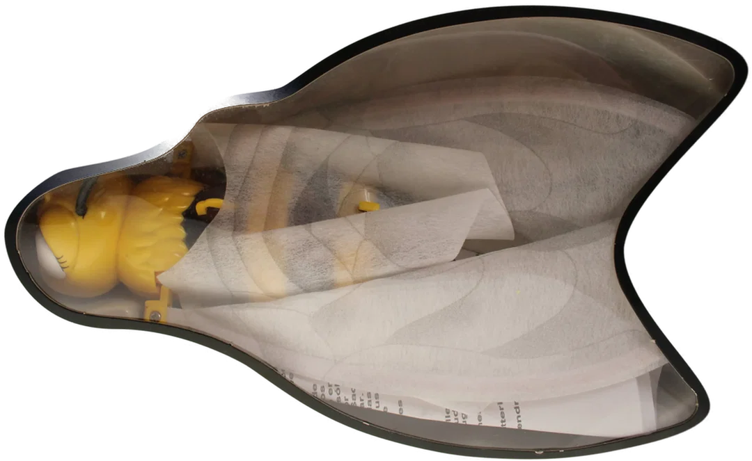 Flying Bee – Batteriebetriebene Fliegende Biene, Originalverpackt, ab 4 Jahren – Bild 2
