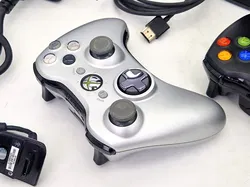 Microsoft Xbox 360 S Set - Xbox 360 Slim Konsole mit 3 Controllern, Chatpad und Zubehör - Bild 8