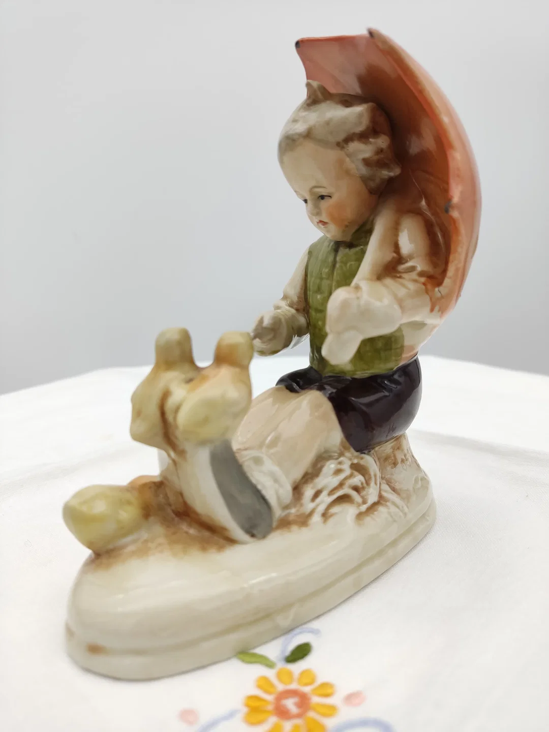 Deutsche Porzellanfigur Junge mit Regenschirm und Enten | Hummel-Stil – Bild 2