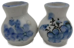 Puppenhaus Zubehör: Miniatur Keramikvase mit Blumenmotiv 2er-Set | Sammlerstück 