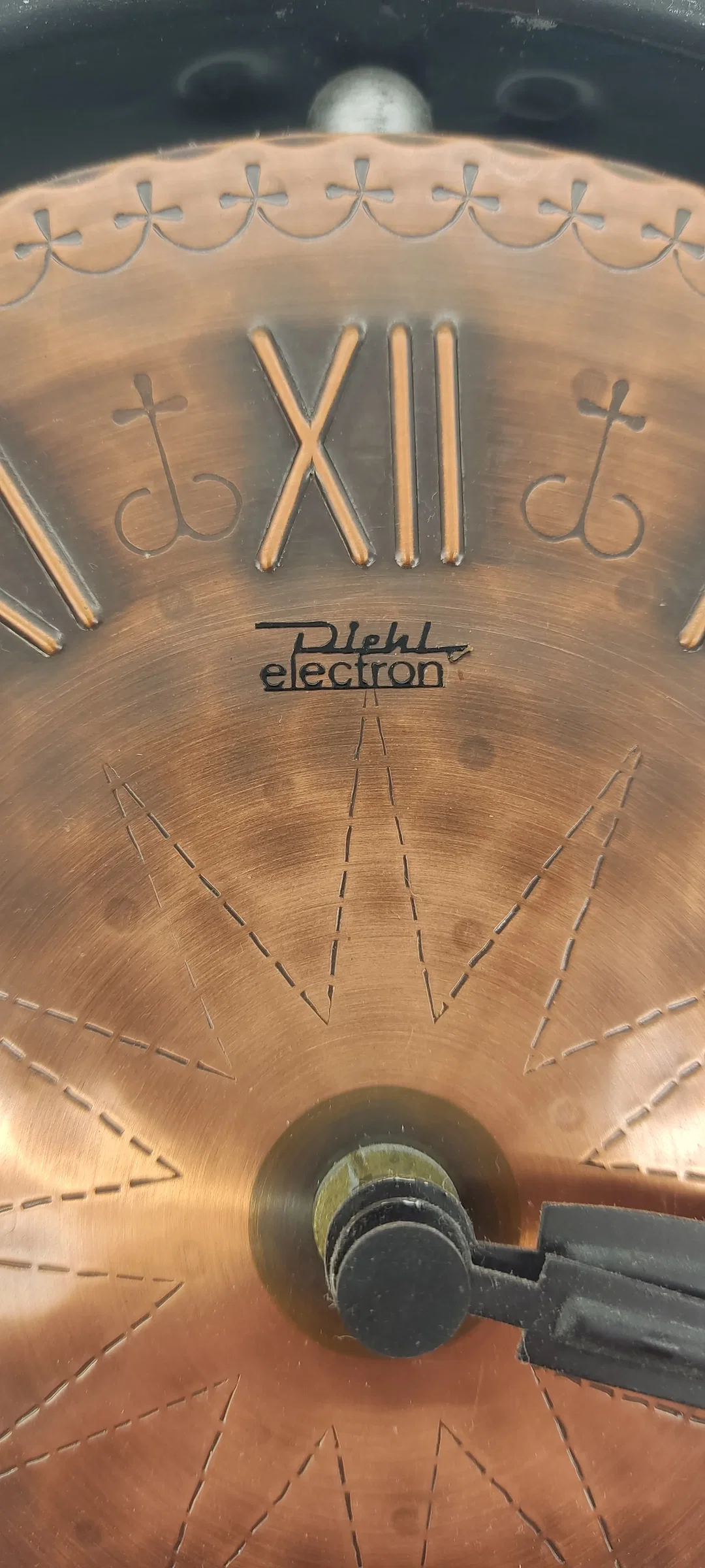DIEHL Electron Wanduhr aus Gusseisen mit Ziffernblatt aus Kupfer, Höhe 40cm – Bild 2