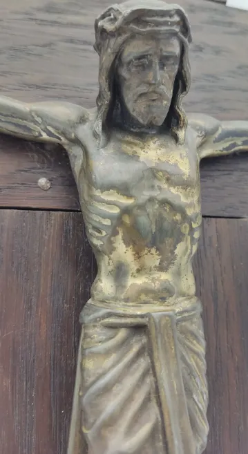Holzkreuz mit Metallfigur Kruzifix – Bild 2