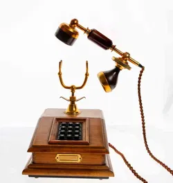 Schrack Telefon im Retro-Holzdesign mit Messing-Akzenten, perfekt als Requisite - Bild 5