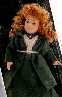  DE AGOSTINI Sammlerpuppe / Porzellanpuppe, Höhe 15cm - Bild 2