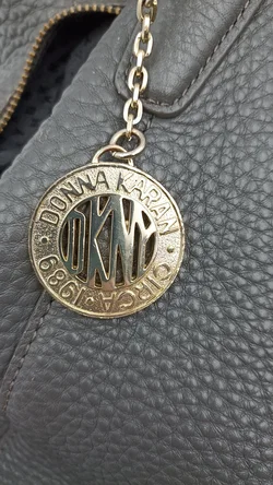 DKNY Damenhandtasche aus genarbtem Leder in Grau – Vorschau 10