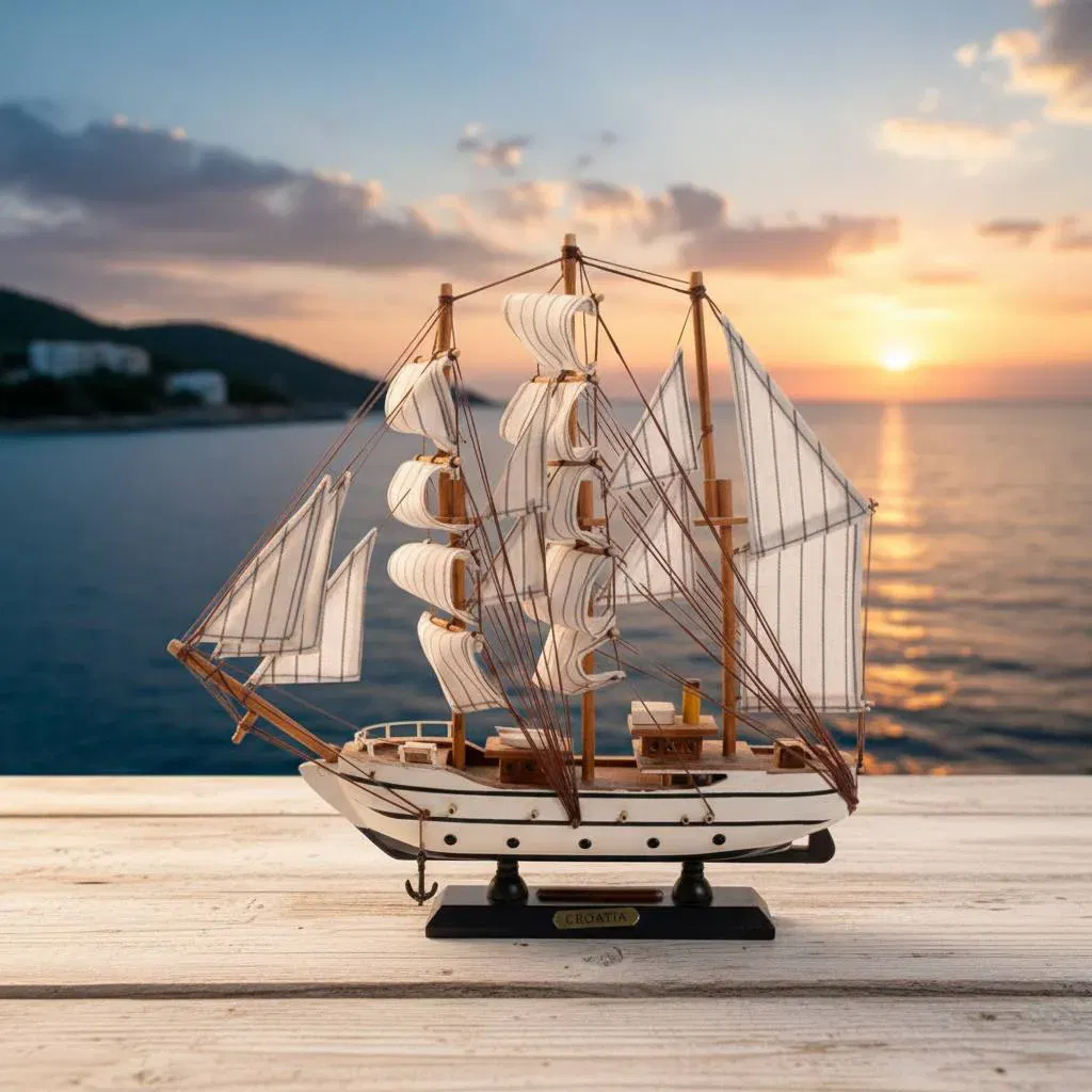 Dekoratives Schiffsmodell „CROATIA“ — Holzsockel, Stoffsegel, Souvenir-Dekoration - Bild 4