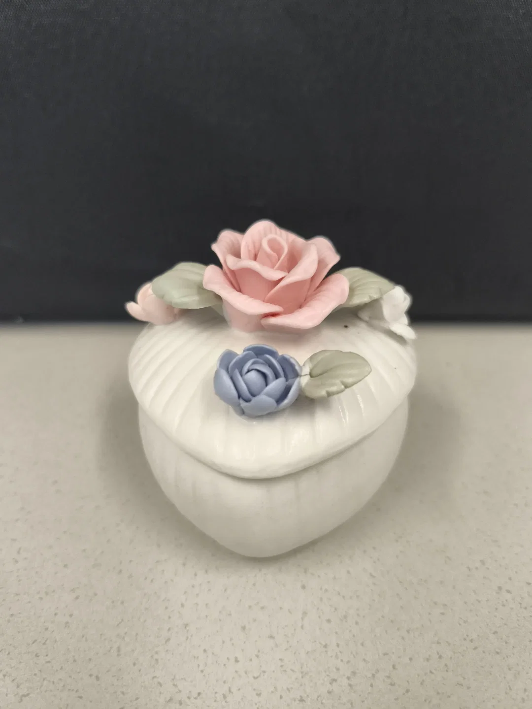 kleine Zierdose mit Rose, Herzform – Bild 2