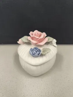 kleine Zierdose mit Rose, Herzform - Bild 2