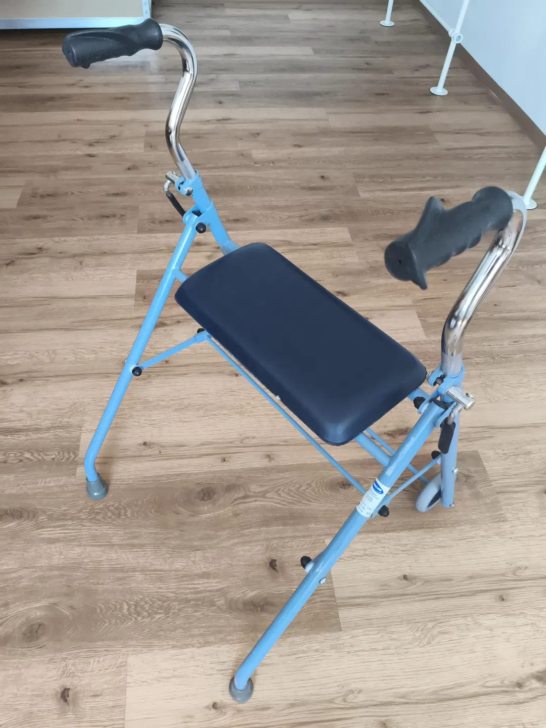 Faltbarer Rollator mit Sitz - Bild 1
