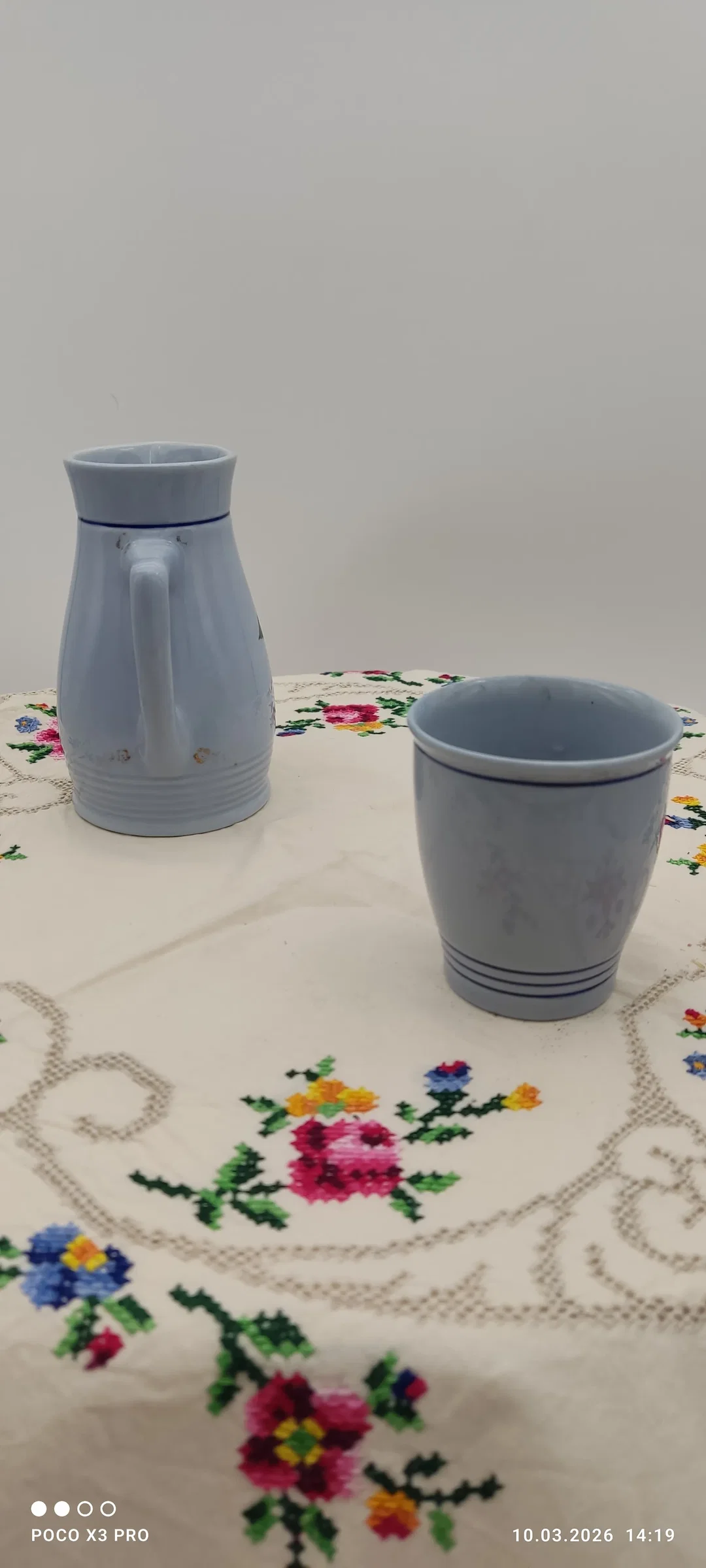 Lilien Porzellan Kanne mit Becher | Zeitreise-Stück – Bild 4