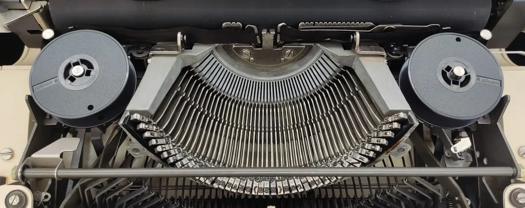 Olivetti Lettera 35 Schreibmaschine im Hartplastikkoffer – Bild 4
