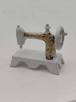 Puppenhaus Zubehör: Miniatur Metall Singer Nähmaschine | Sammlerstück mit Charakterspur - Bild 5