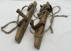 Antike Holzschlittschuhe mit Metallkufen - aus dem 19. Jahrhundert