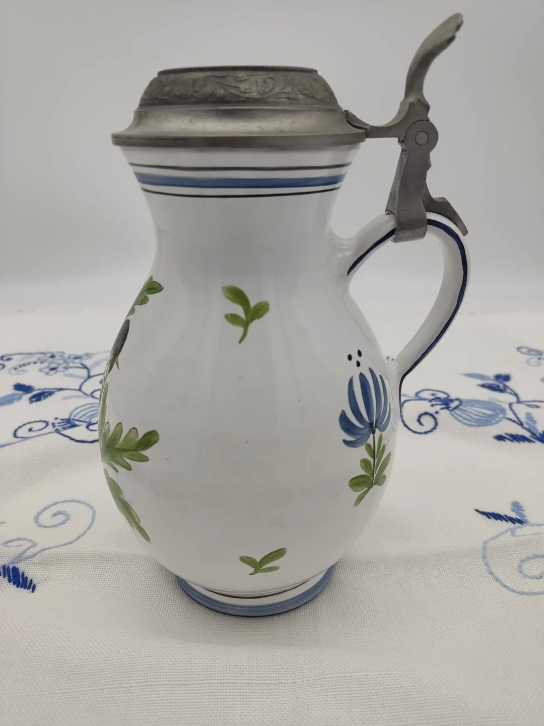 Fayence-Birnkrug mit detailreicher Vogel- und Astmalerei, handgemalt mit Zinndeckel – Bild 2