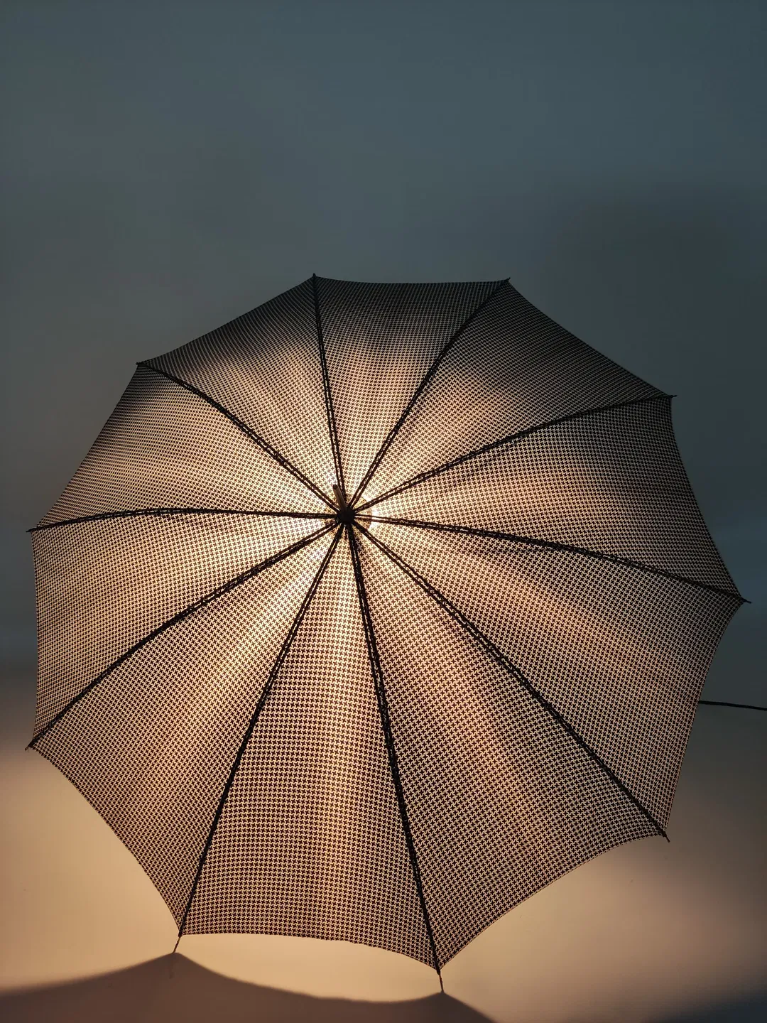 Vintage-Flanierschirm / Sonnenschirm / Damenschirm - schwarz-weiss Hahnentritt - Bild 4