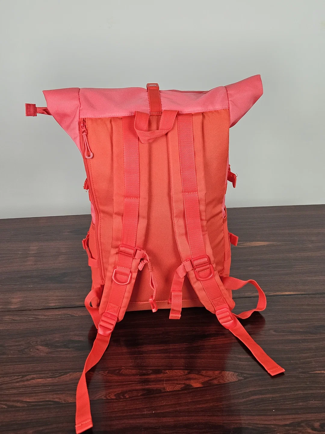 Bunter Rolltop- Rucksack von Tchibo  – Bild 3