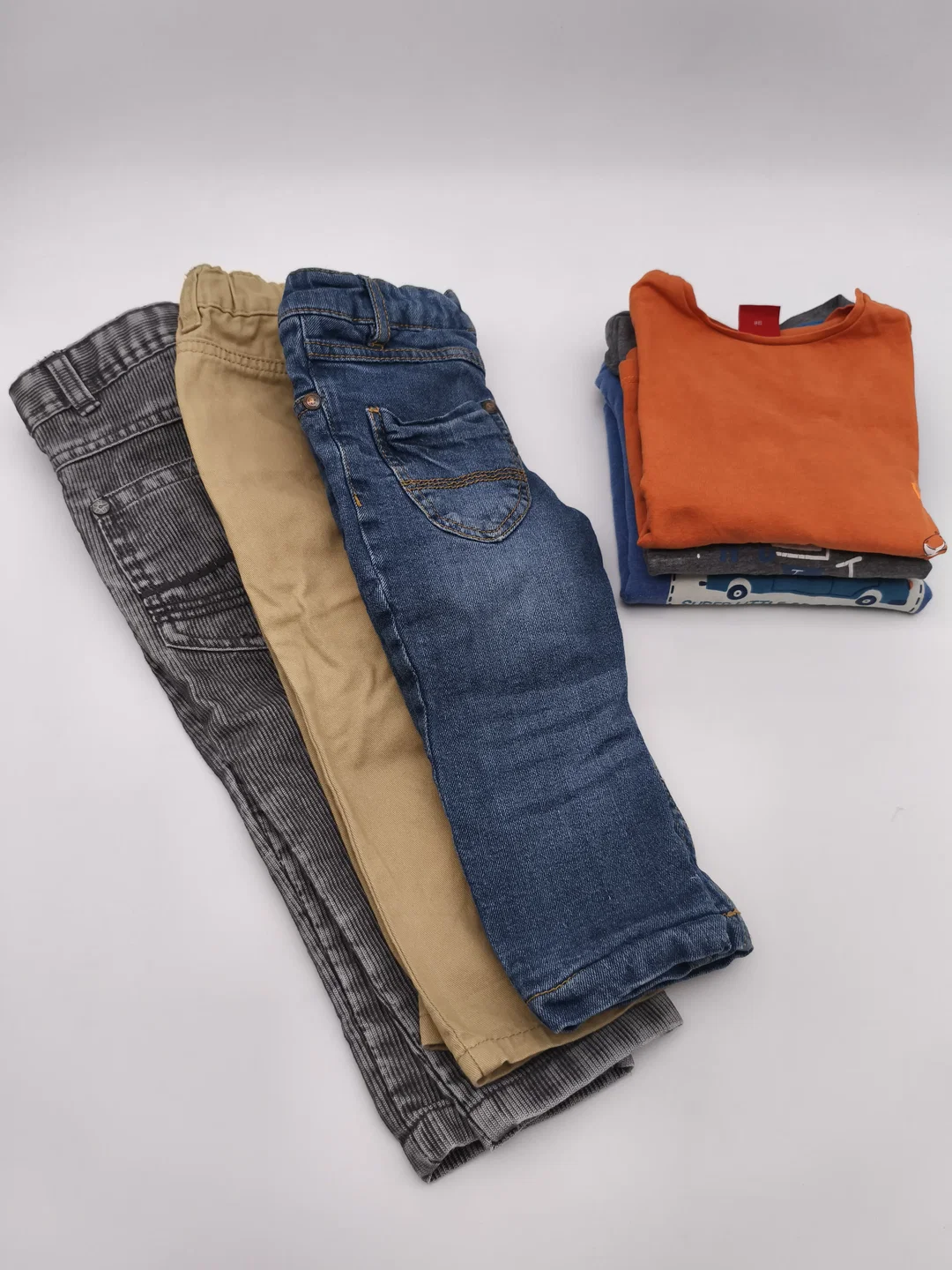 6 tlg. Bekleidungsset, Junge, Gr. 86/92, 3x Hosen, 3x langarm Shirt – Bild 1