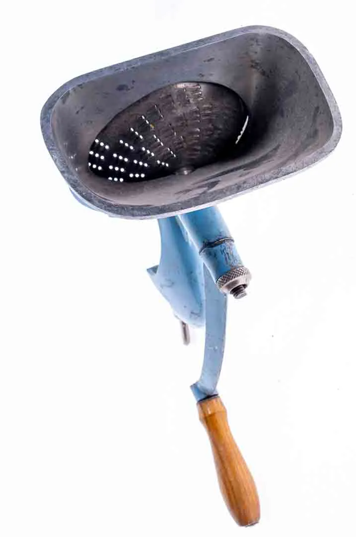 REKORD Vintage Tischmühle mit Handkurbel in hellblau, Höhe 34cm – Bild 2