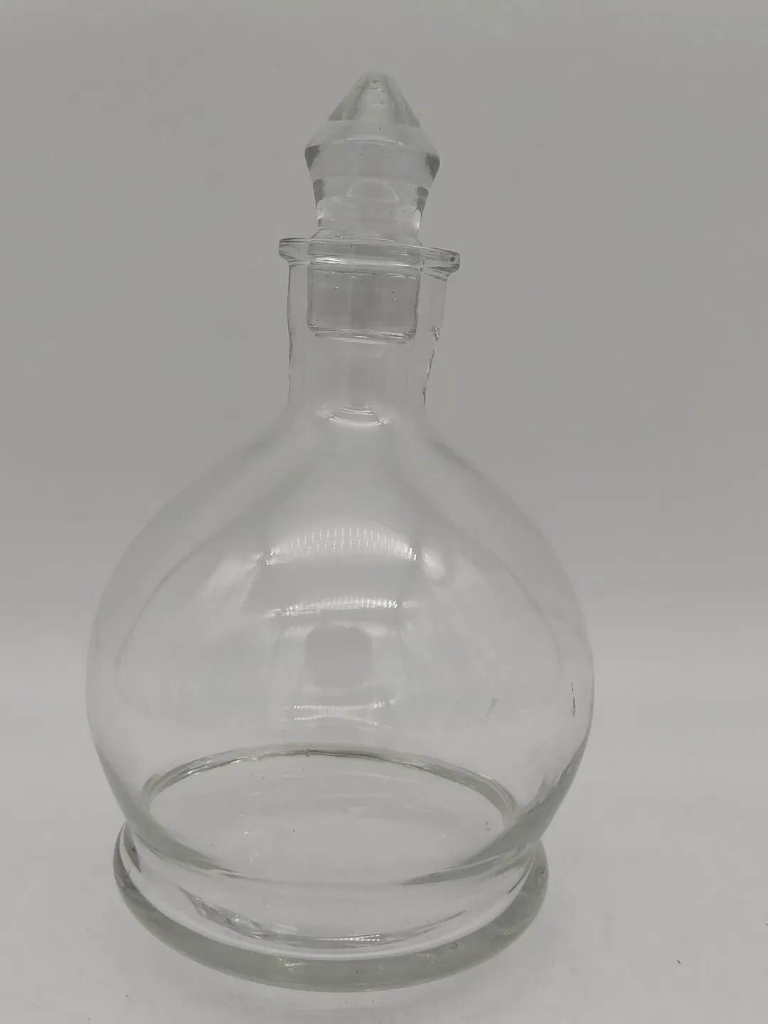 Schwenkende Glaskaraffe mit Stöpsel - Bild 1