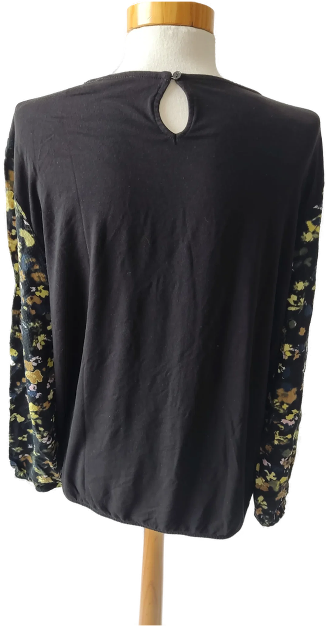 s.Oliver Damen Langarmshirt - schwarz mit gelben Blumenmuster - Gr. 40 – Bild 3