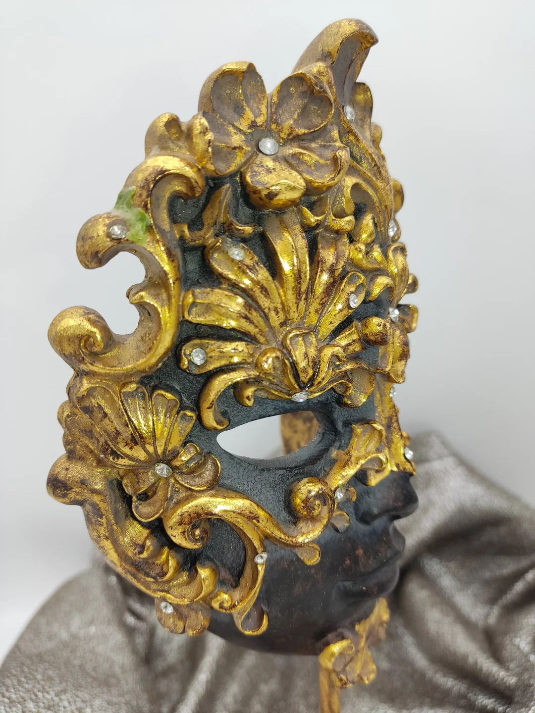 Venezianische Kunstharz Maske Herzog von Malfi  | Goldglanz mit Strass von Fa. J. Holländer – Bild 3