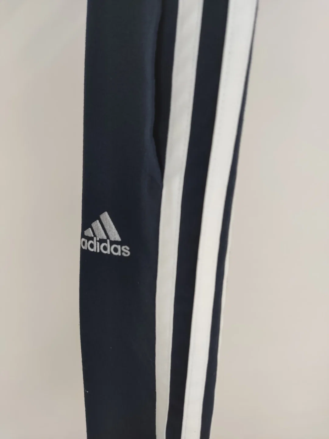 Sporthose "adidas" lang mit Gummizugbund, dunkelblau mit Taschen, Größe L – Bild 3
