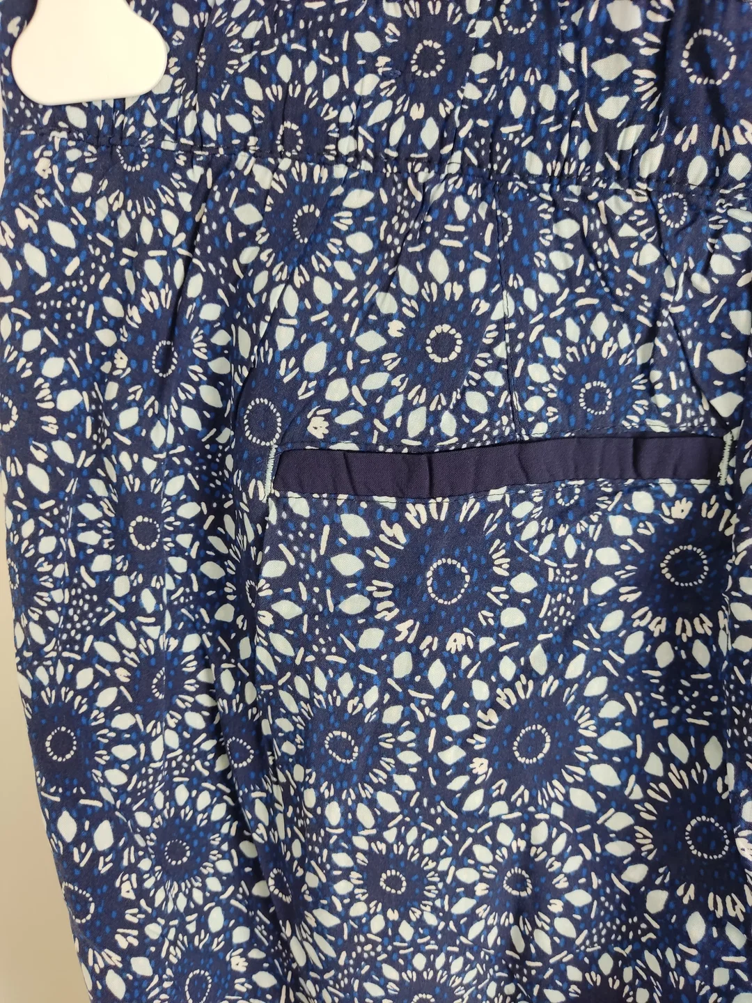 Hose, lang mit Gummizugbund, blau/weiß gemustert, Größe XL – Bild 5