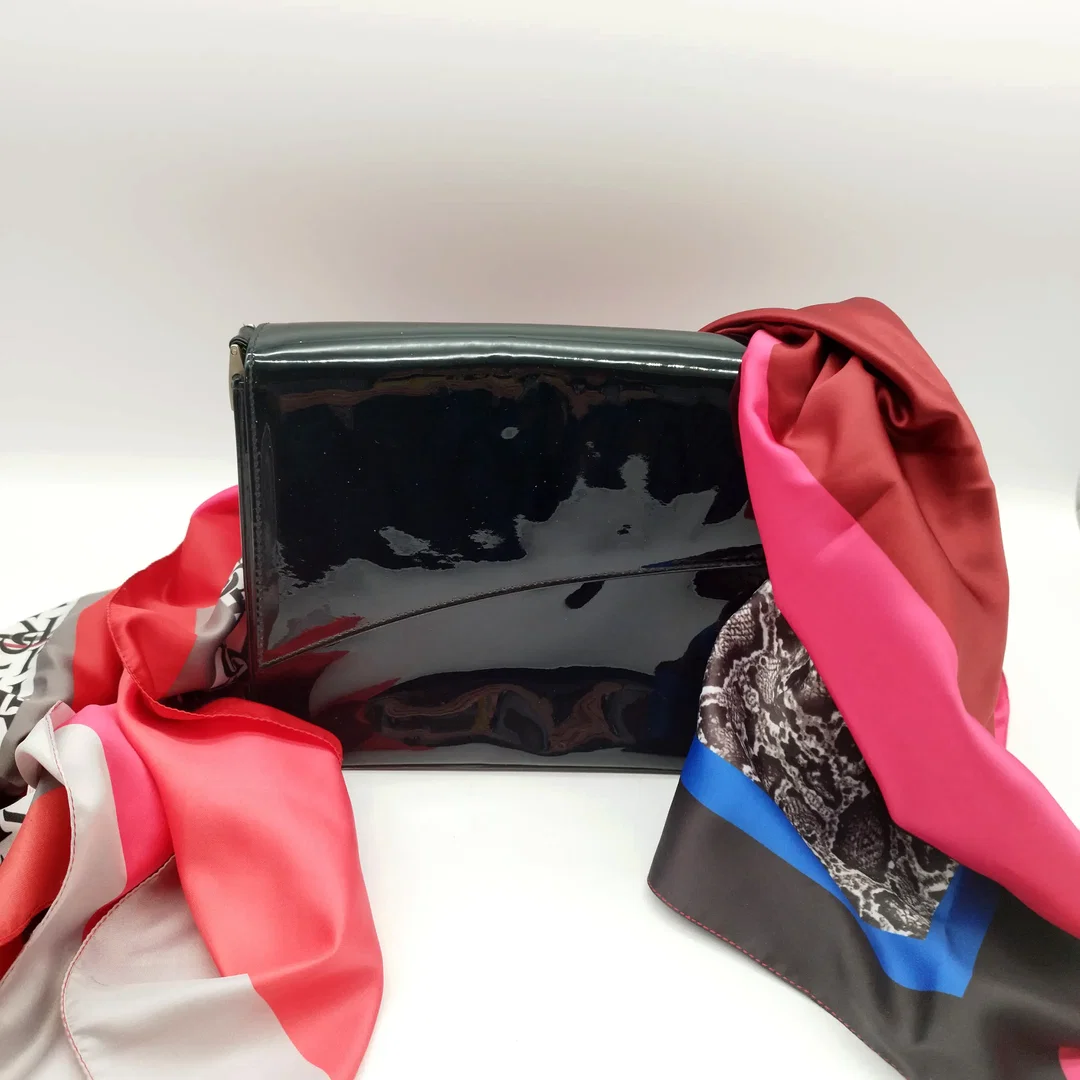 Moderne Handtasche im Glossy Look  – Bild 1