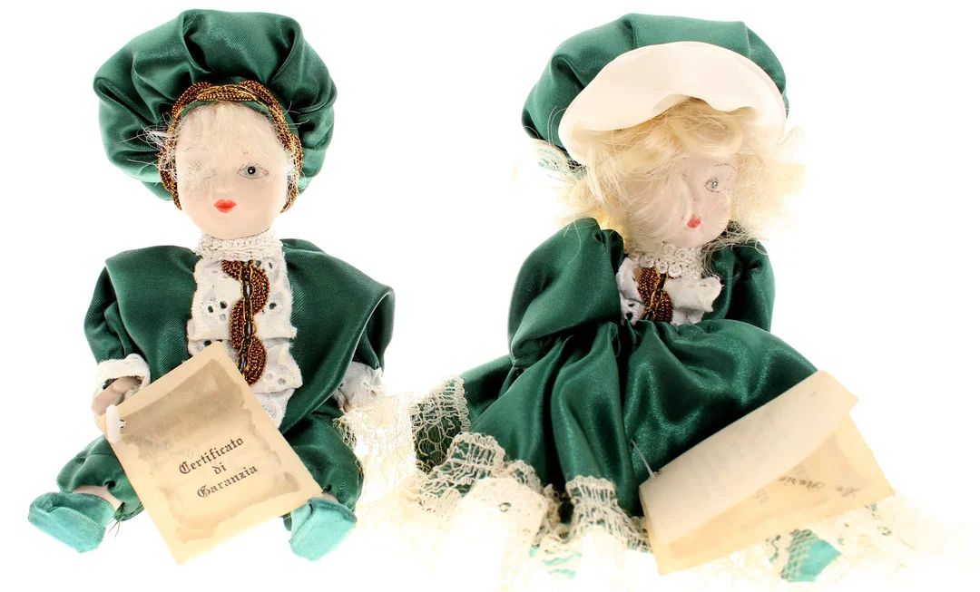 2 Porzellanpuppen auf Sofa – Certificato di Garanzia, ca. 19 cm – Bild 3